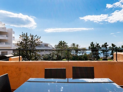 Ático dúplex, urbanización primera línea de playa, , puerto, 3 dormitorios, piscina, vistas al mar. en Estepona