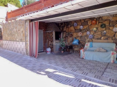 Casa a 4 vientos con cinco locales situados debajo de la casa en urbanizacion . en Esparreguera