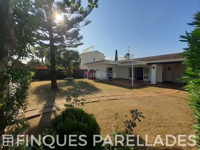 Casa acogedora casa independiente con licencia turística en la urbanización residencial de los viñedos en san pedro de ribes en Sant Pere de Ribes