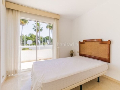 Casa adosada con 3 habitaciones amueblada con parking, calefacción, aire acondicionado y vistas al mar en Estepona