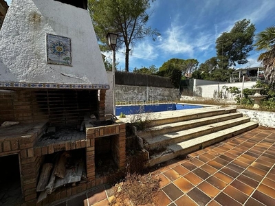 Casa adosada con 3 habitaciones con parking y piscina en Olèrdola
