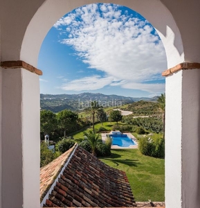 Casa con 10 habitaciones amueblada con parking, piscina, aire acondicionado, jardín y vistas a la montaña en Mijas