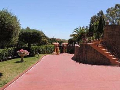 Casa con 4 habitaciones con parking, piscina, aire acondicionado, jardín y vistas al mar en Marbella