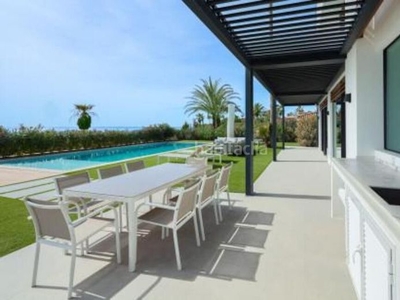 Casa con 5 habitaciones amueblada con parking, piscina, aire acondicionado, jardín y vistas al mar en Estepona