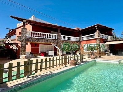 Casa con 5 habitaciones con parking, piscina, calefacción, aire acondicionado y vistas al mar en Benalmádena