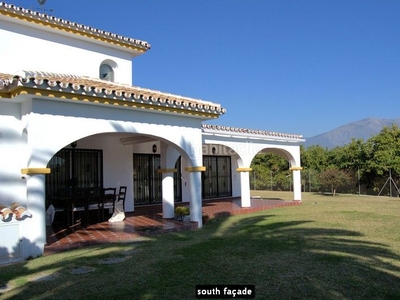 Casa con 9 habitaciones con parking, piscina, calefacción, aire acondicionado y vistas a la montaña en Mijas