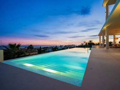 Casa con 9 habitaciones con parking, piscina, calefacción, aire acondicionado y vistas al mar en Marbella