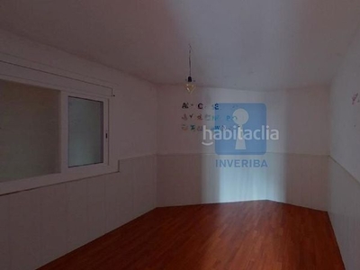 Casa con una superficie construida de 67 m2, distribuido en salón-comedor, cocina, 2 habitaciones y 1 baño. en Sant Vicenç dels Horts