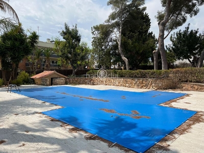 Casa espectacular chalet con gran jardín y piscina, a la venta en Roda de Barà