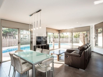 Casa exclusiva villa junto al mar en La Pineda Castelldefels