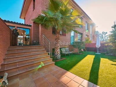 Casa pareada una práctica casa familiar con jardín, piscina y personalidad en Lliçà d´Amunt
