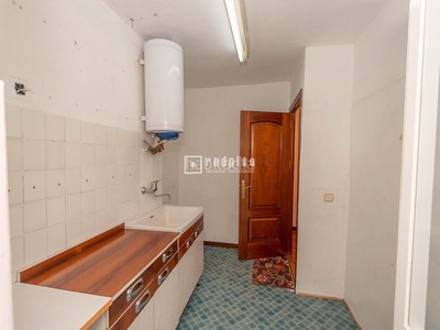 Piso con 2 habitaciones amueblado con ascensor y aire acondicionado en Madrid