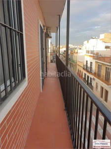 Piso con 3 habitaciones amueblado con aire acondicionado en Sevilla