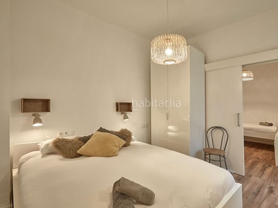 Piso en carrer d'ataülf piso con 3 habitaciones amueblado con aire acondicionado en Barcelona