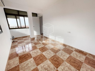 Piso en miraflores angeles 1 piso con 3 habitaciones con ascensor y aire acondicionado en Málaga