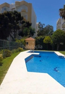 Piso maravilloso piso con vistas al mar piscina y acceso directo a la playa en el centro en Marbella