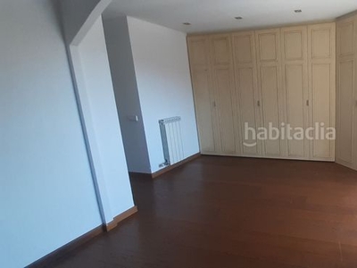 Piso pisazo de 90m2 con 2 balcones y gran comedor con chimenea en Terrassa