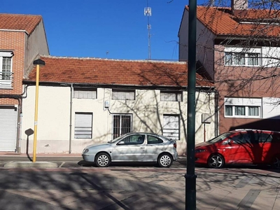 Venta Casa adosada en Calle Angel Garcia Valladolid. A reformar calefacción central 219 m²