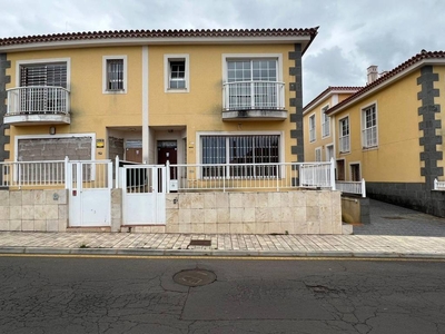 Venta Casa adosada en Calle Del Calvario Tacoronte. Buen estado plaza de aparcamiento 156 m²