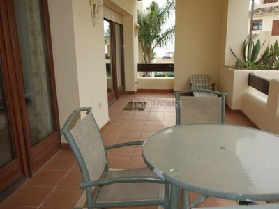 Apartamento con 2 habitaciones amueblado con ascensor, parking, piscina, aire acondicionado y vistas al mar en Estepona