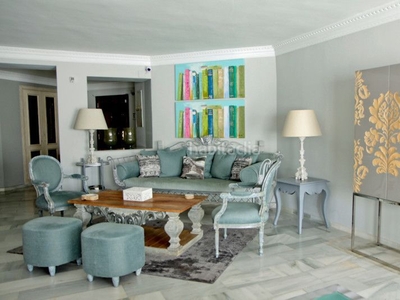 Apartamento con 2 habitaciones amueblado con ascensor, parking y aire acondicionado en Marbella