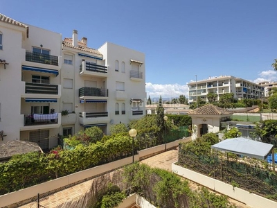 Apartamento en planta media de 2 dormitorios en nueva andalucía en Marbella