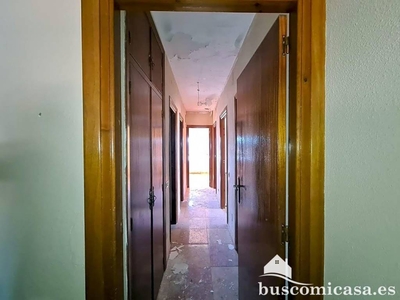 Venta Piso Marmolejo. Piso de tres habitaciones en Calle Profesor Tierno Galván. A reformar segunda planta con balcón