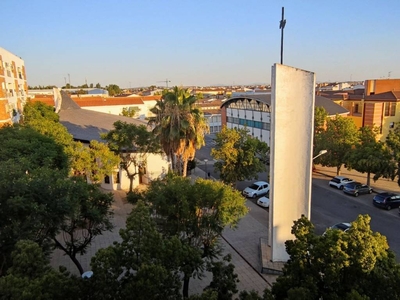 Venta Piso Zafra. Piso de tres habitaciones en Avenida Adolfo Díaz Ambrona Moreno. Buen estado cuarta planta con balcón calefacción individual