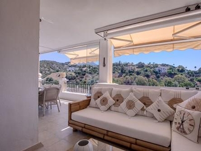 Luminoso y espacioso apartamento, con amplia terraza y vistas al golf, el mar y la montaña