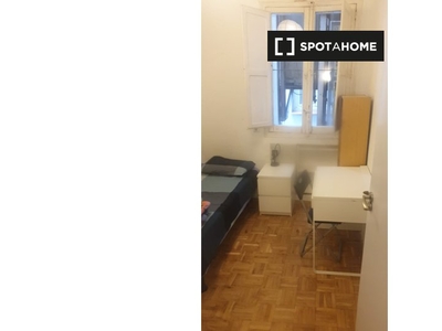 Se alquila habitación en piso de 7 habitaciones en Argüelles, Madrid