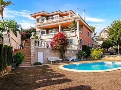 Villa de 6 habitaciones en Capellanía con espectaculares vistas panorámicas al mar.