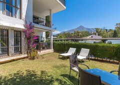 Planta baja bonito apartamento completamente renovado, 3 dormitorios en planta baja con jardín en nueva andalucia en Marbella