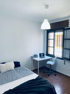 Habitaciones en Pge. Saravia, Córdoba Capital por 256€ al mes