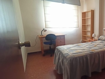 Habitaciones en Pza. Cantares, Almería Capital por 200€ al mes