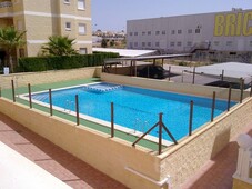 Apartamento de 2 dormitorios con piscina y garage en Torrevieja!