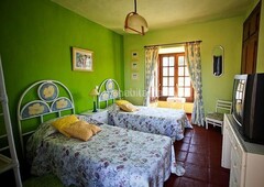 Casa con 6 habitaciones amueblada con parking, piscina, aire acondicionado, jardín y vistas al mar en Estepona