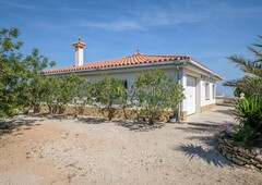 Chalet precioso chalet de 3 dormitorios con piscina privada y vistas al mar en Camarles