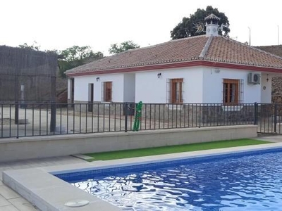 Casa con terreno en Almogía