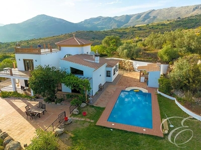 Casa con terreno en Periana