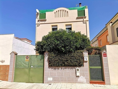 Venta Chalet en Calle Terreros Linares. Buen estado con terraza 206 m²