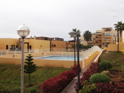 Venta de piso con piscina y terraza en Parque de la Reina (Arona)