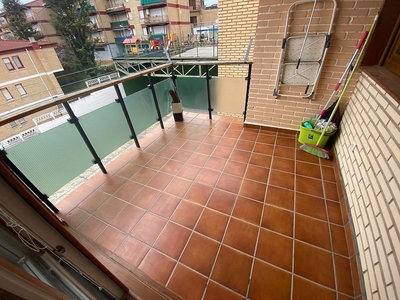 Venta de piso en avenida De la Rioja de 3 habitaciones con terraza y piscina