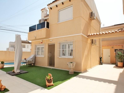 Chalet en venta en La Siesta, Torrevieja