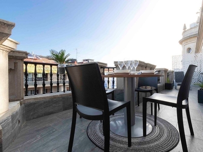 Alquiler de ático en calle Zabaleta de 1 habitación con terraza y muebles