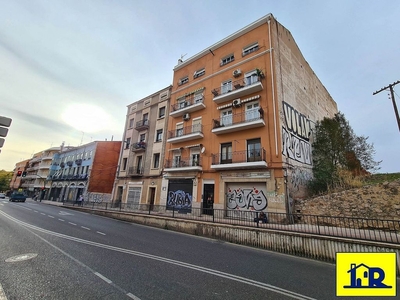 Venta de piso en Centro - Cuenca de 4 habitaciones con terraza y balcón
