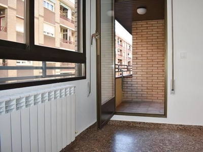 Alquiler de piso en calle Pablo Sarasate de 3 habitaciones con terraza y garaje