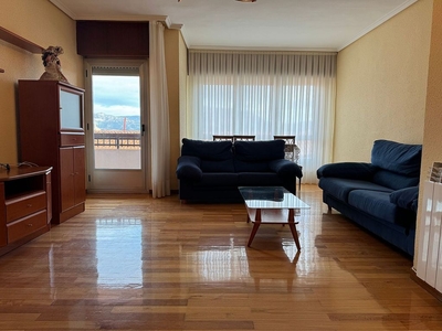 Piso en venta en calle Linares Rivas de 4 habitaciones con terraza y balcón