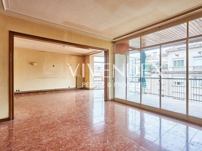 Piso en venta en L'Antiga Esquerra de l'Eixample de 4 habitaciones con terraza y balcón