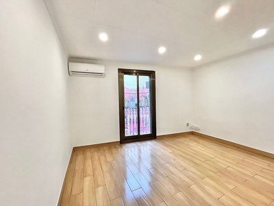Piso en venta en ronda De Sant Antoni de 2 habitaciones con balcón y aire acondicionado