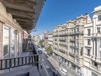 Venta de piso en Cortes - Huertas de 5 habitaciones con terraza y balcón